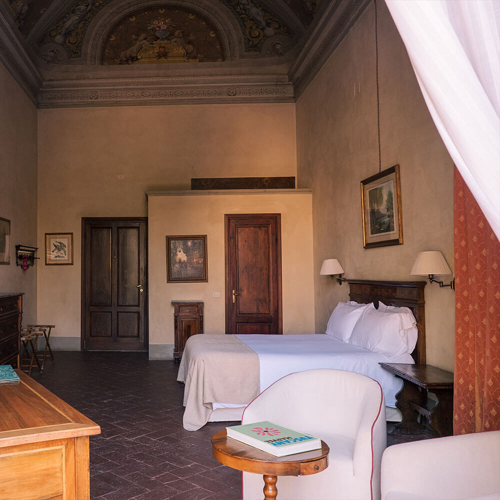 hotel-palazzo-guadagni-deluxe-room-with-balcony-3-square